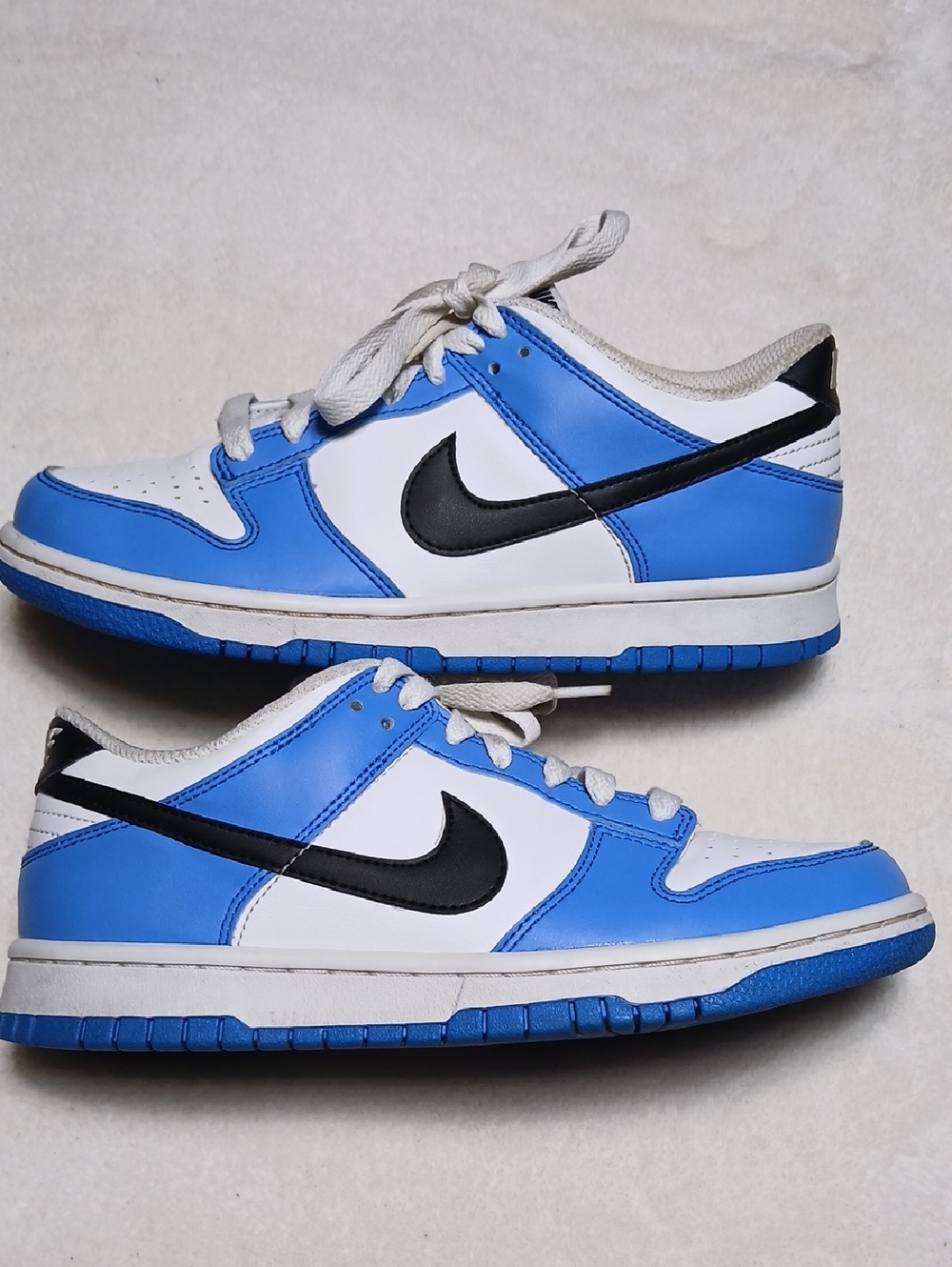 Nike Low-Top Sneakers in White, Blue and Black Size 6 Y (7 Womans)